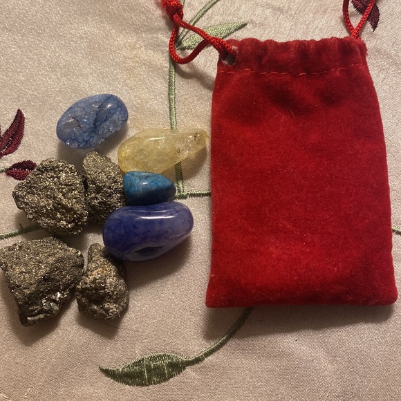 Velvet Bag and set of 4 Tumbled Rocks & 4 pieces of Fools Gold - Picture 1 of 8